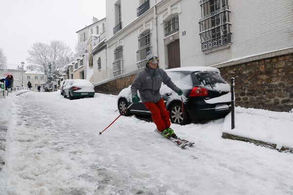Homem esquia nas ruas de Paris - Sputnik Brasil