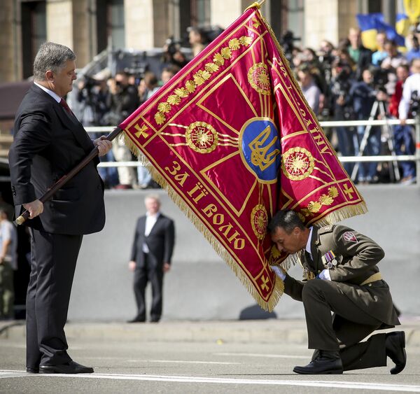 Presidente ucraniano, Pyotr Poroshenko, durante a parada dedicada ao Dia da Independência em Kiev - Sputnik Brasil