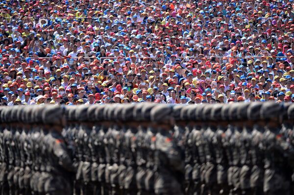 Marcha de soldados chineses na parada dedicada ao 70º aniversário do fim da Segunda Guerra Mundial - Sputnik Brasil
