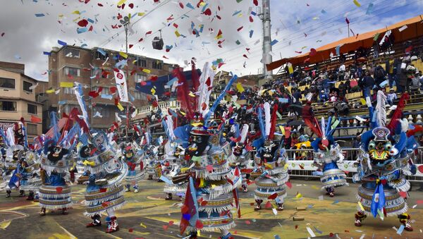 Foliões participam de uma festa no Carnaval de Oruro, na Bolívia - Sputnik Brasil