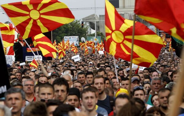 Os manifestantes estão carregando bandeiras macedônias e albanesas gritando Adeus Nikola! em frente do prédio do governo em Skopje, Macedónia. A oposição de Macedônia reuniu se nas ruas protestando contra o governo e exigindo a renúncia do primeiro-ministro Nikola Gruevski. - Sputnik Brasil