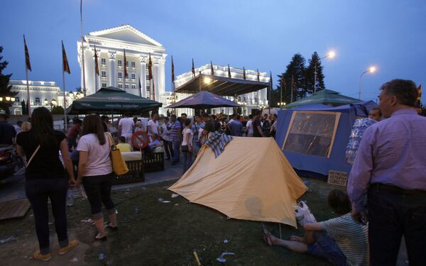 Os membros da oposição estabeleceram as tendas em frente do prédio do governo  em Skopje, Macedônia. Os protestantes dizem que vão ficar lá até a renúncia do primeiro-ministro. - Sputnik Brasil