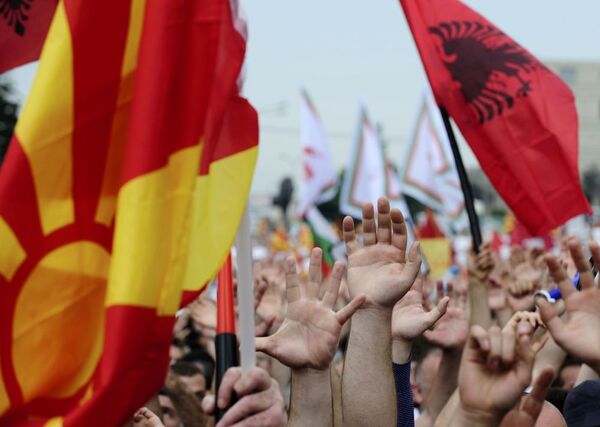 Os manifestantes estão carregando bandeiras macedônias e albanesas durante o protesto antigovernamental. - Sputnik Brasil