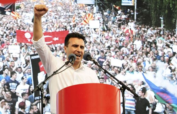 Durante o seu discurso, o líder da oposição, Zoran Zaev, prometeu continuar o protesto até que Gruevski renuncie. - Sputnik Brasil