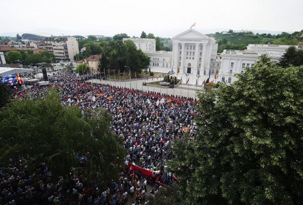 Os manifestantes em frente do prédio do Governo da Macedônia. - Sputnik Brasil