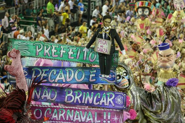 Mangueira levou para a Sapucaí o enredo Com dinheiro ou sem dinheiro eu brinco, em uma crítica direta ao atual prefeito do Rio - Sputnik Brasil