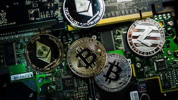 Souvenir de moedas com os logotipos das criptomoedas Bitcoin, Litecoin e Ethereum - Sputnik Brasil