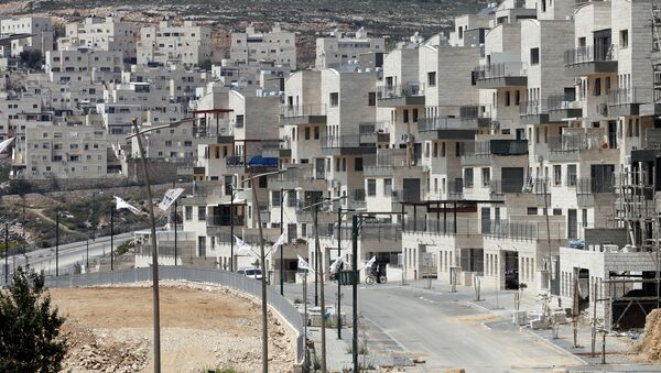 Uma foto tirada em 14 de abril de 2016 mostra uma visão parcial do assentamento israelense de Givat Zeev, perto da cidade de Ramallah, na Cisjordânia - Sputnik Brasil