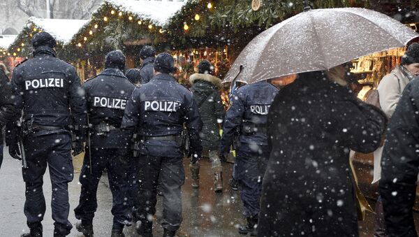 Polícia patrulha mercado de Natal em Viena, Áustria, em 20 de dezembro de 2016 - Sputnik Brasil