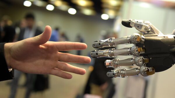 Homem tentando tocar mão robótica na Conferência Internacional de Robôs Humanoides em Madri (foto de arquivo) - Sputnik Brasil