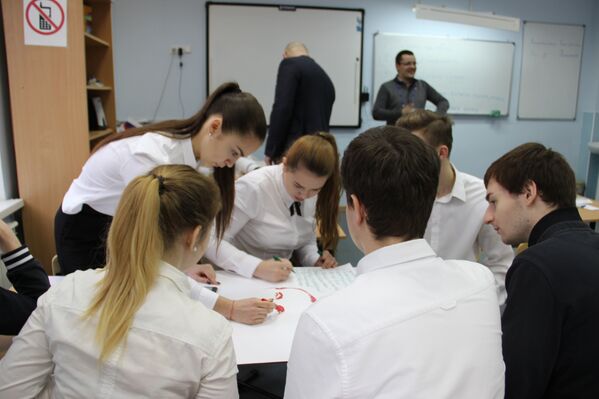 Alunos cumprindo a tarefa de um participante durante uma aula aberta no âmbito da competição Líderes da Rússia, em Sochi - Sputnik Brasil