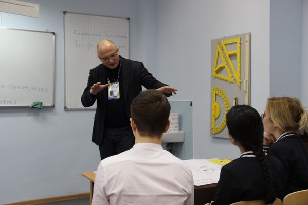 Dmitry Volkov, vice-chefe do governo da região de Khabarovsk para as questões do desenvolvimento integrado, realiza uma aula aberta na escola Nº 9 de Sochi - Sputnik Brasil
