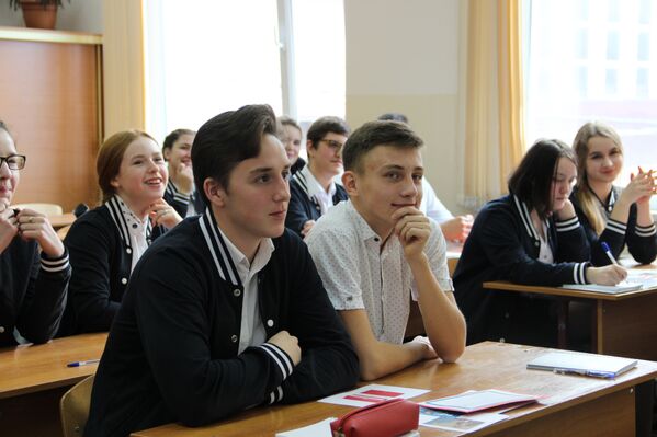 Alunos atendem uma aula aberta dos finalistas do concurso Líderes da Rússia, em Sochi - Sputnik Brasil