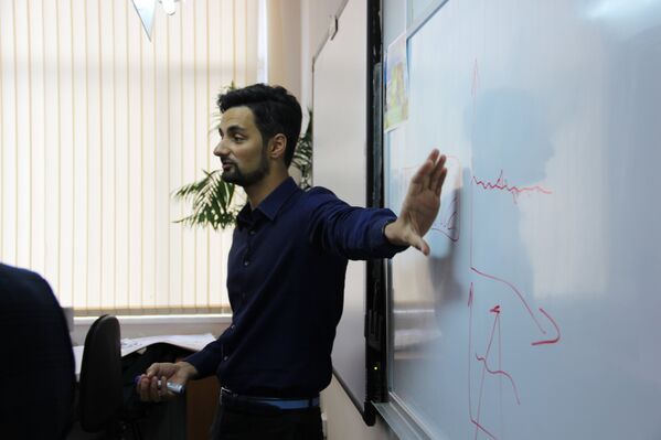 Valery Astanchuk, gerente do campo infantil Khaglar e participante do concurso, realiza uma aula aberta na escola Nº 9 de Sochi - Sputnik Brasil