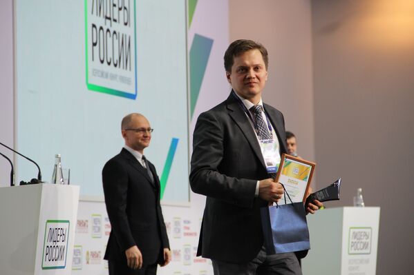 Denis Dyomin, funcionário da empresa Gazprom, de São Petersburgo, recebe título de vencedor do concurso Líderes da Rússia - Sputnik Brasil