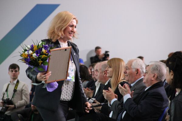 Elena Zaitseva, funcionária do banco VTB em Novossibirsk, recebe título de vencedora do concurso Líderes da Rússia - Sputnik Brasil