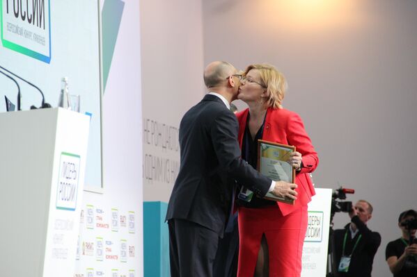 Alena Geidt, empresária do banco VTB no Cazaquistão, beija Sergei Kirienko, primeiro vice-chefe da administração da Presidência da Rússia, ao receber o prêmio - Sputnik Brasil