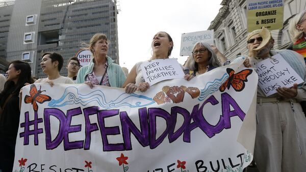 Apoiadores da Ação Diferida para Chegadas de Infância (DACA) gritam durante um protesto em frente ao Edifício Federal em San Francisco - Sputnik Brasil