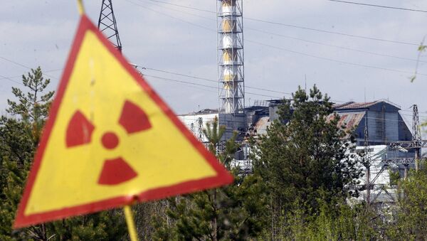 Sinal de radiação em frente da usina nuclear em Chernobyl - Sputnik Brasil