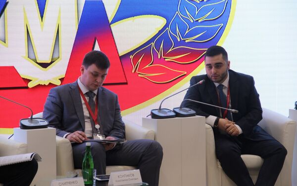 Konstantin Kolpakov, presidente do Conselho de Jovens Diplomatas da Rússia (à esquerda), e seu vice Areg Agasaryan (à direita) durante o Fórum de Investimentos 2018 em Sochi, em 15 de janeiro de 2018 - Sputnik Brasil
