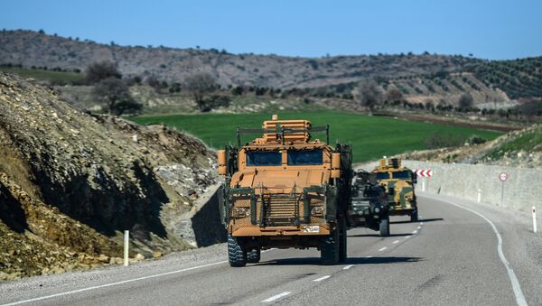 Comboio militar turco transporta soldados para a fronteira turco-síria - Sputnik Brasil