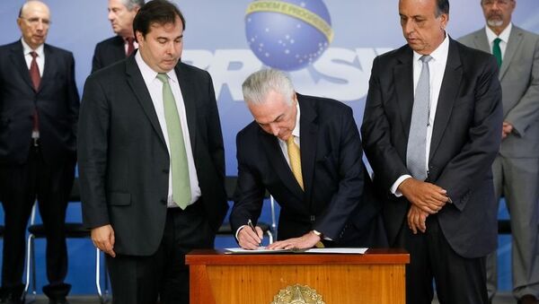 Temer assina decreto de intervenção no Rio de Janeiro - Sputnik Brasil
