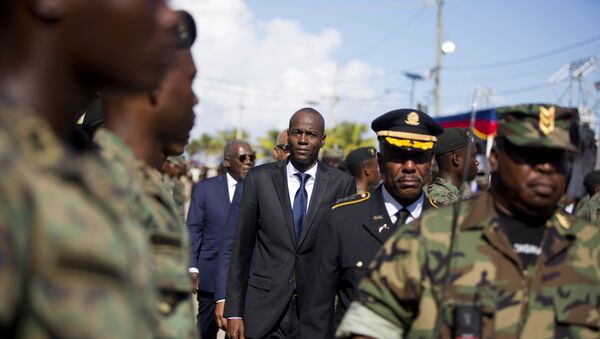 Presidente do Haiti, Jovenel Moise, em desfile com as Forças Armadas do Haiti. - Sputnik Brasil