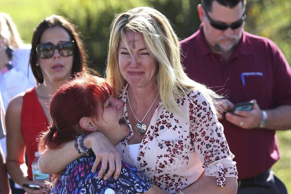 Familiares esperam por notícias após um tiroteio na escola Marjory Stoneman Douglas High School, na Flórida - Sputnik Brasil