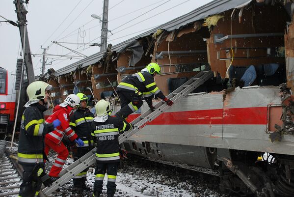 Socorristas no local de um acidente ferroviário, na Áustria - Sputnik Brasil