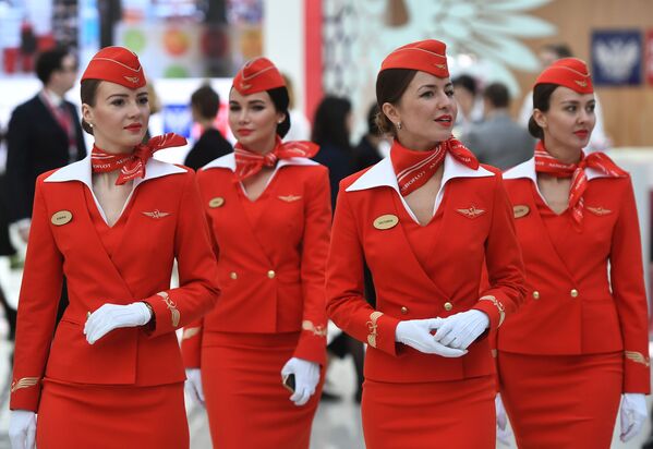 Aeromoças da companhia aérea russa Aeroflot durante o Fórum de Investimentos da Rússia 2018, em Sochi - Sputnik Brasil