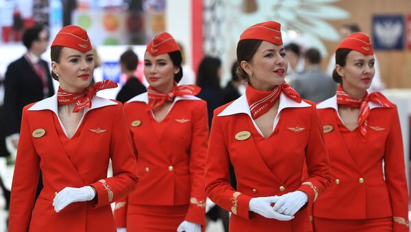 Aeromoças da companhia aérea russa Aeroflot durante o Fórum de Investimentos da Rússia 2018, em Sochi - Sputnik Brasil