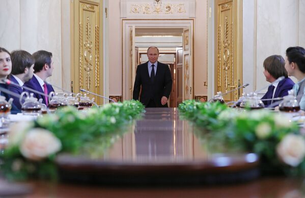 Presidente russo, Vladimir Putin, entra na sala para se encontrar com os finalistas do concurso Líderes da Rússia - Sputnik Brasil