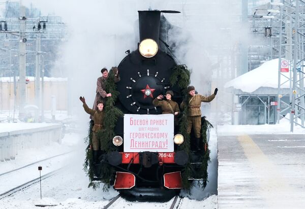 Participantes da reconstrução da chegada do primeiro trem a Leningrado (Atual São Petersburgo) pela Estrada da Vitória durante os festejos do 75º aniversário do levantamento do bloqueio à cidade - Sputnik Brasil