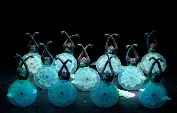 Dançarinos chineses atuam durante o Festival da Primavera no Ano Novo Lunar, na Índia - Sputnik Brasil