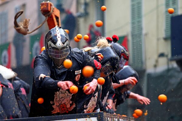 Batalha com laranjas durante o Carnaval anual na cidade italiana de Ivrea - Sputnik Brasil
