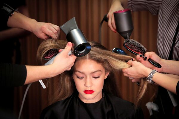 Modelo Gigi Hadid se prepara para sair ao palco durante a semana da moda em Nova York - Sputnik Brasil