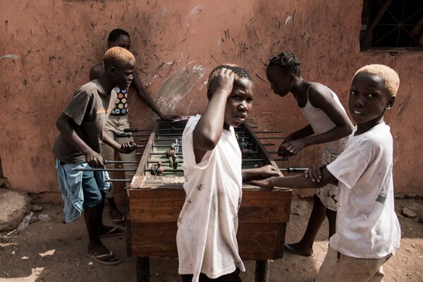 Crianças jogam futebol de mesa na Guiné-Bissau - Sputnik Brasil