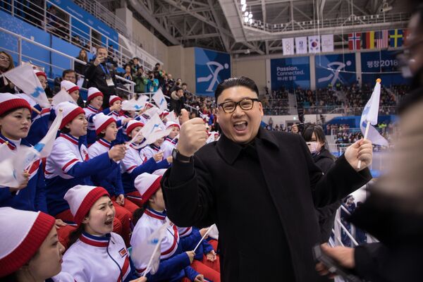 Sósia de Kim Jong-un perto das animadoras de torcida norte-coreanas nas Olimpíadas de Inverno 2018, em Pyeongchang - Sputnik Brasil