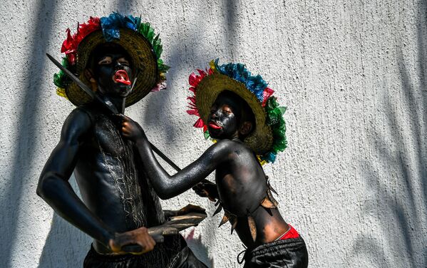 Son de Negro, participantes da parada carnavalesca em Barranquilla, na Colômbia - Sputnik Brasil