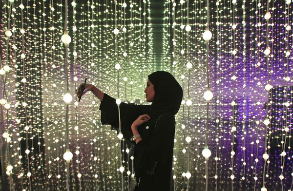 Mulher tira selfie no Museu do Futuro, em Dubai, nos Emirados Árabes Unidos - Sputnik Brasil