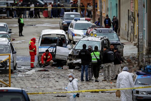 Policiais inspecionam local de explosão em Oruro, na Bolívia - Sputnik Brasil