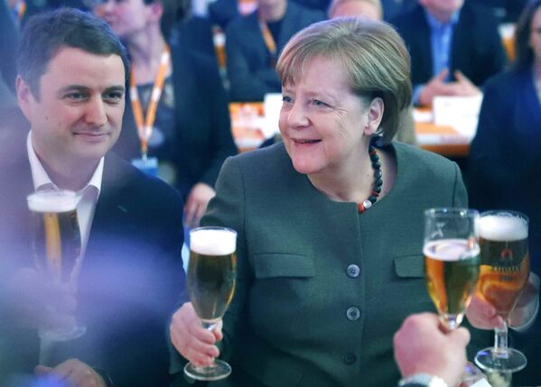 Chanceler alemã, Angela Merkel, segura um copo de cerveja durante uma reunião da União Democrata-Cristã, na Alemanha - Sputnik Brasil