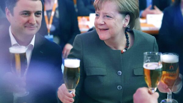 Chanceler alemã, Angela Merkel, segura um copo de cerveja durante uma reunião da União Democrata-Cristã, na Alemanha - Sputnik Brasil