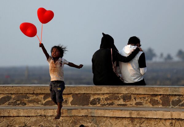 Criança com balões de ar em forma de coração no Dia dos Namorados, na Índia - Sputnik Brasil