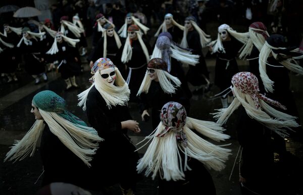 Mulheres vestidas de bruxa Lamia dançam durante o Carnaval na cidade basca de Mundaka, na Espanha - Sputnik Brasil