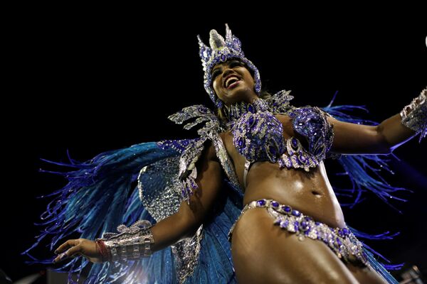 Bianca Monteiro, rainha da Portela, se apresenta durante a segunda noite do Carnaval no Sambódromo do Rio - Sputnik Brasil