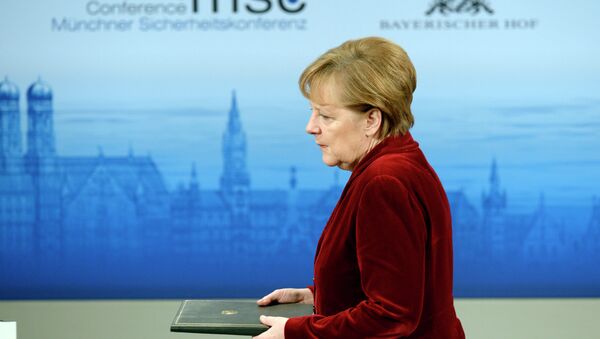 German Chancellor Angela Merkel enters the podium to deliver a speech during the 51st Munich Security Conference (MSC) in Munich - Sputnik Brasil