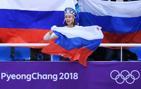 Torcedora apoia os atletas da patinação artística russos Yevgenia Tarasova e Vladimir Morozov - Sputnik Brasil
