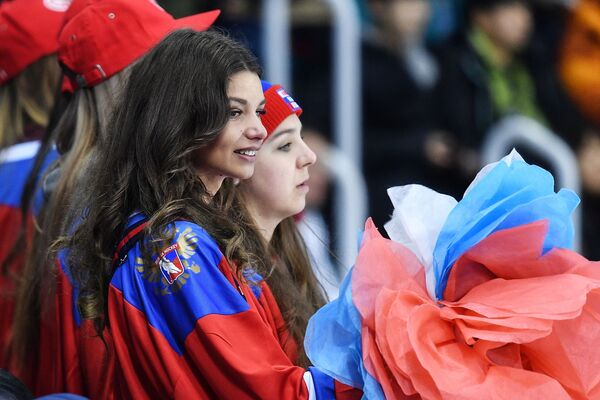Torcedoras russas assistem o jogo entre equipes femininas da Rússia e Canadá - Sputnik Brasil