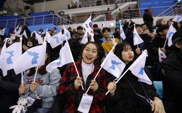 Torcedoras sul-coreanas nos Jogos Olímpicos de Inverno em Pyeongchang - Sputnik Brasil